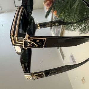 Gorgeous Louis Vuitton sunglasses. Hardly used. Great condition. Come with pack